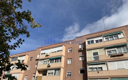 Vista exterior de Local en venda en  Madrid Capital amb Aire condicionat