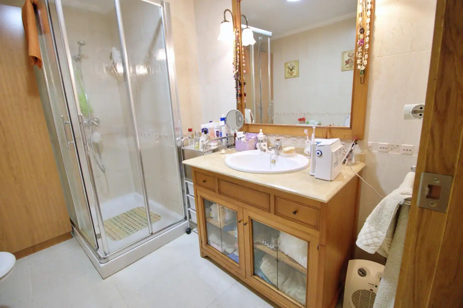 Badezimmer von Erdgeschoss zum Verkauf in Elche / Elx mit Klimaanlage, Heizung und Möbliert