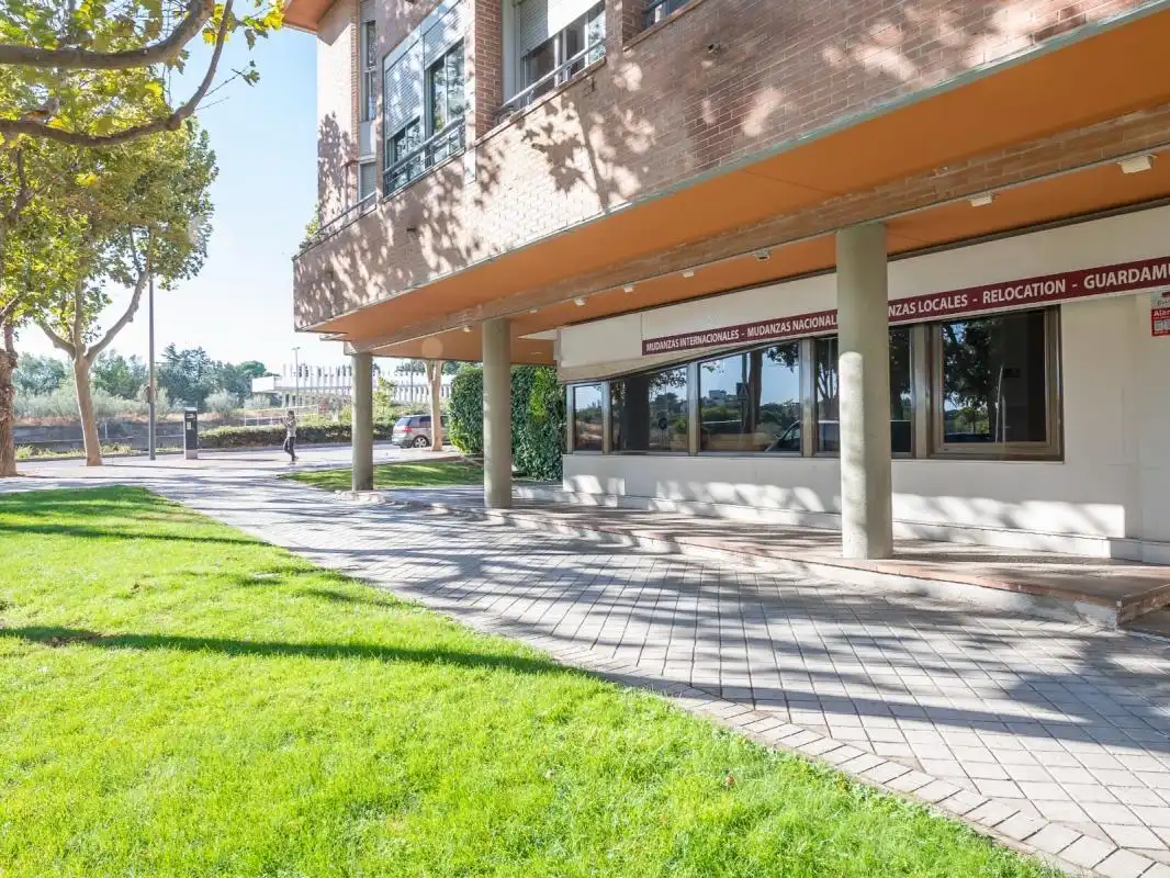 Vista exterior de Local de lloguer en Pozuelo de Alarcón amb Calefacció