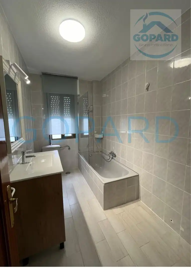Baño de Piso de alquiler en Villanueva de la Cañada con Calefacción, Parquet y Terraza