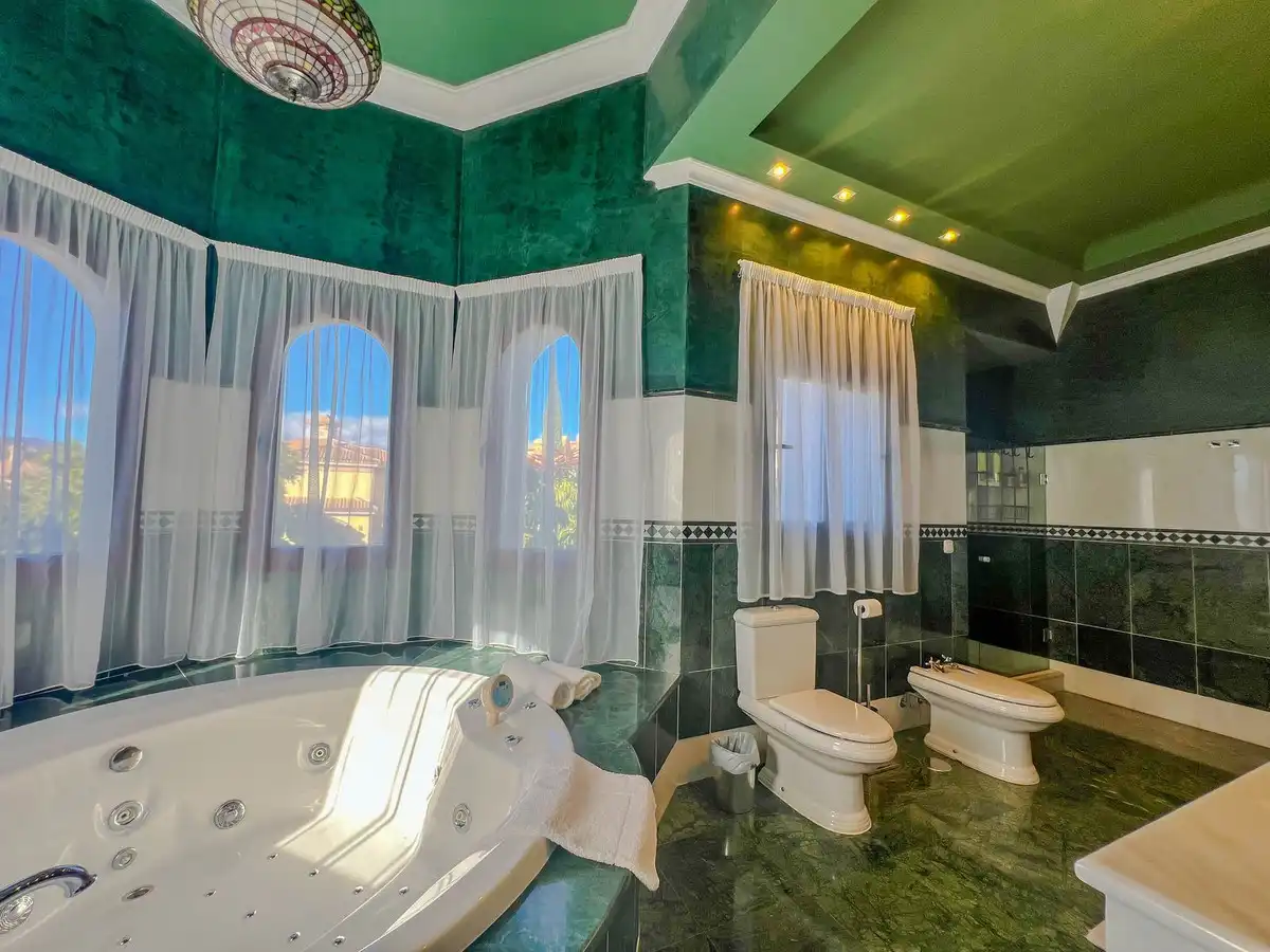 Baño de Casa adosada en venta en Benahavís con Aire acondicionado y Terraza
