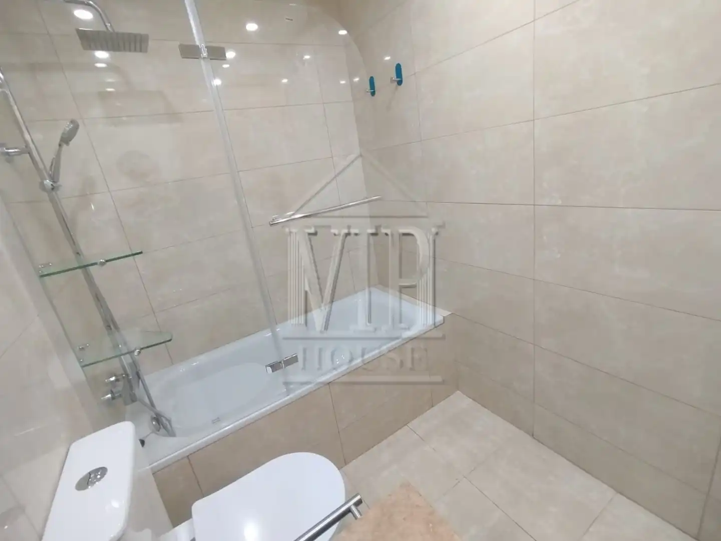 Bathroom of Flat for sale in Badalona  with Air Conditioner, Heating and Furnished