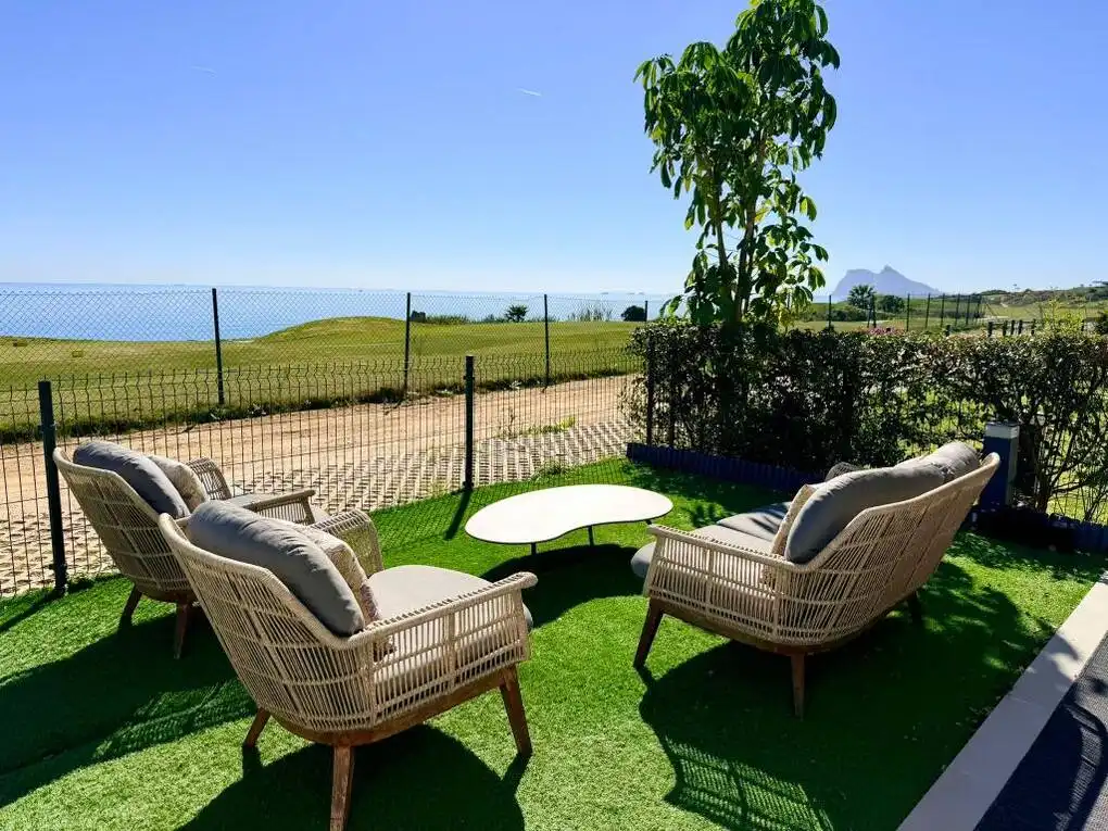 Terrasse von Wohnung zur Miete in La Alcaidesa mit Klimaanlage, Heizung und Privatgarten