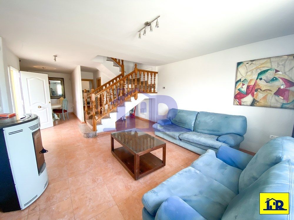 Sala d'estar de Casa adosada en venda en Cuenca Capital amb Calefacció, Terrassa i Moblat