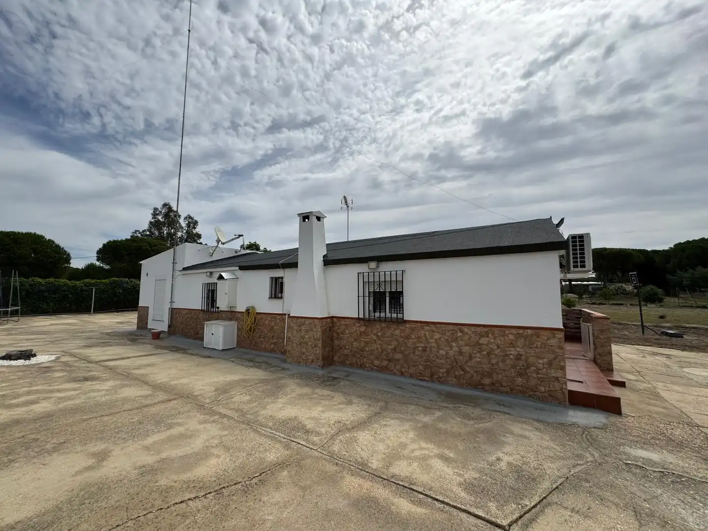 Außenansicht von Country house zum Verkauf in Lucena del Puerto mit Schwimmbad