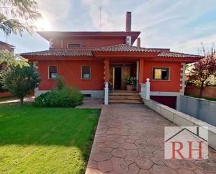 Jardí de Casa o xalet en venda en Villalbilla amb Aire condicionat, Terrassa i Piscina