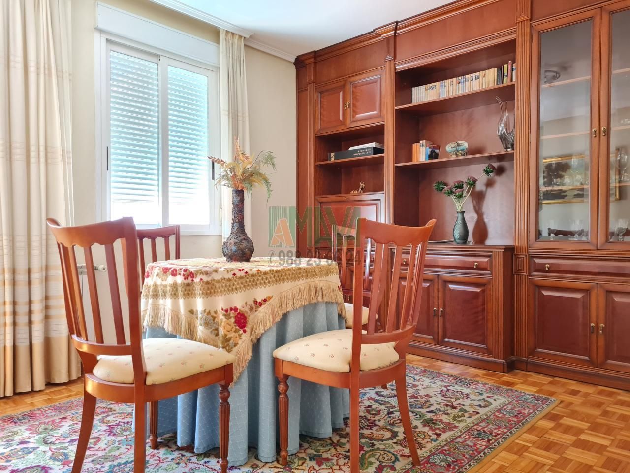 Comedor de Piso de alquiler en Ourense Capital  con Calefacción, Parquet y Amueblado