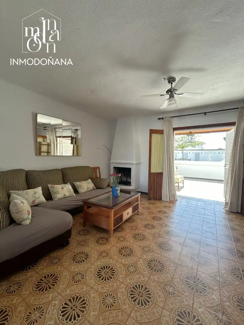 Sala de estar de Casa adosada en venta en Almonte con Jardín privado, Terraza y Trastero
