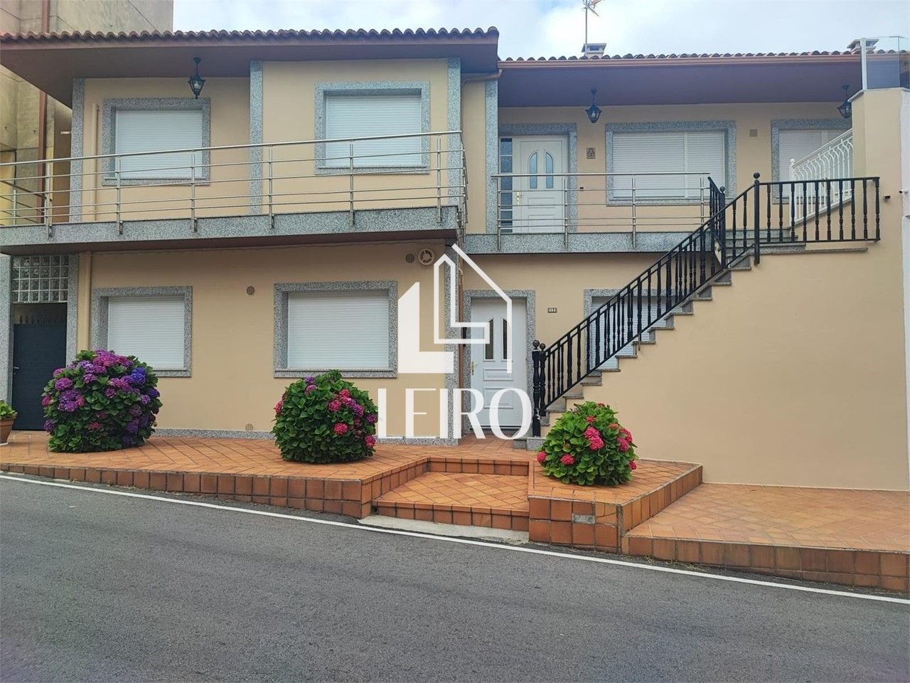 Vista exterior de Casa o xalet en venda en Boiro amb Terrassa, Traster i Moblat