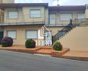 Vista exterior de Casa o xalet en venda en Boiro amb Terrassa, Traster i Moblat