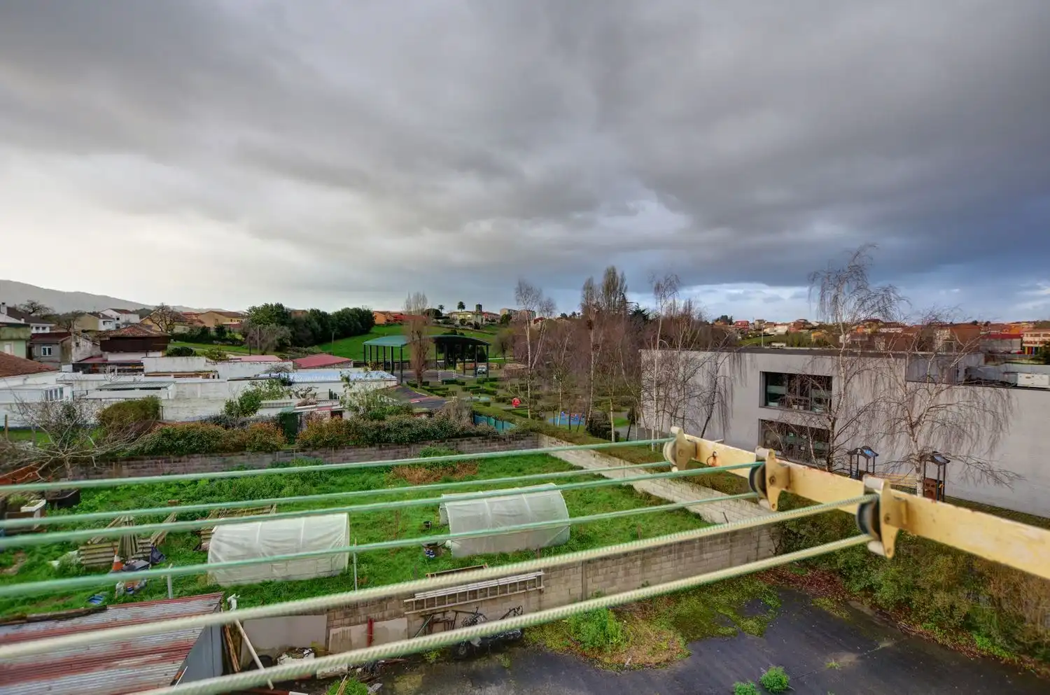 Vista exterior de Piso en venta en Avilés con Calefacción, Trastero y Piscina