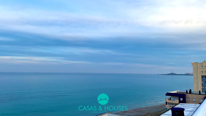 Vista exterior de Àtic en venda en La Manga del Mar Menor amb Terrassa, Moblat i Forn