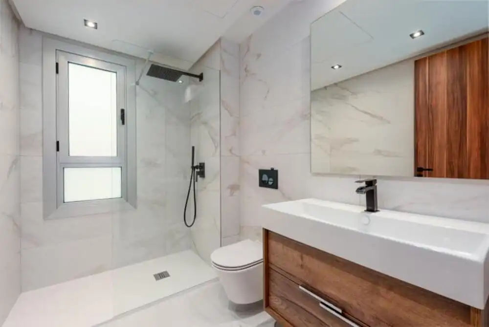 Bany de Apartament de lloguer en Marbella amb Aire condicionat, Terrassa i Piscina