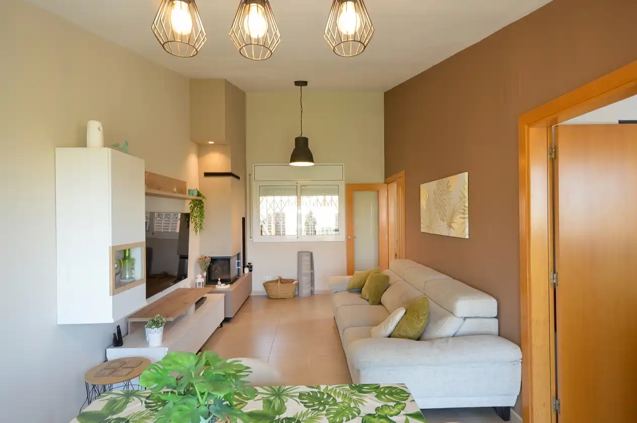 Sala de estar de Casa adosada en venta en Abrera con Aire acondicionado, Calefacción y Parquet