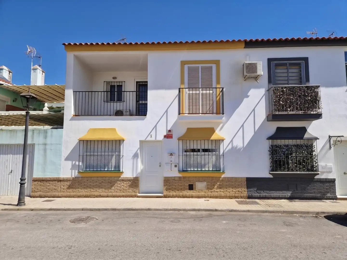 Vista exterior de Casa adosada en venda en Umbrete amb Aire condicionat, Calefacció i Jardí privat