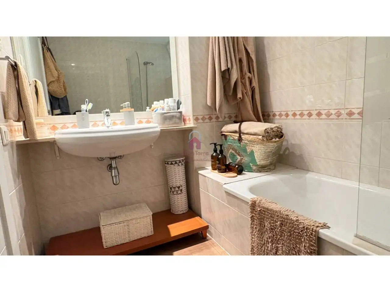 Bathroom of Flat for sale in Terrassa  with Air Conditioner, Heating and Storage room
