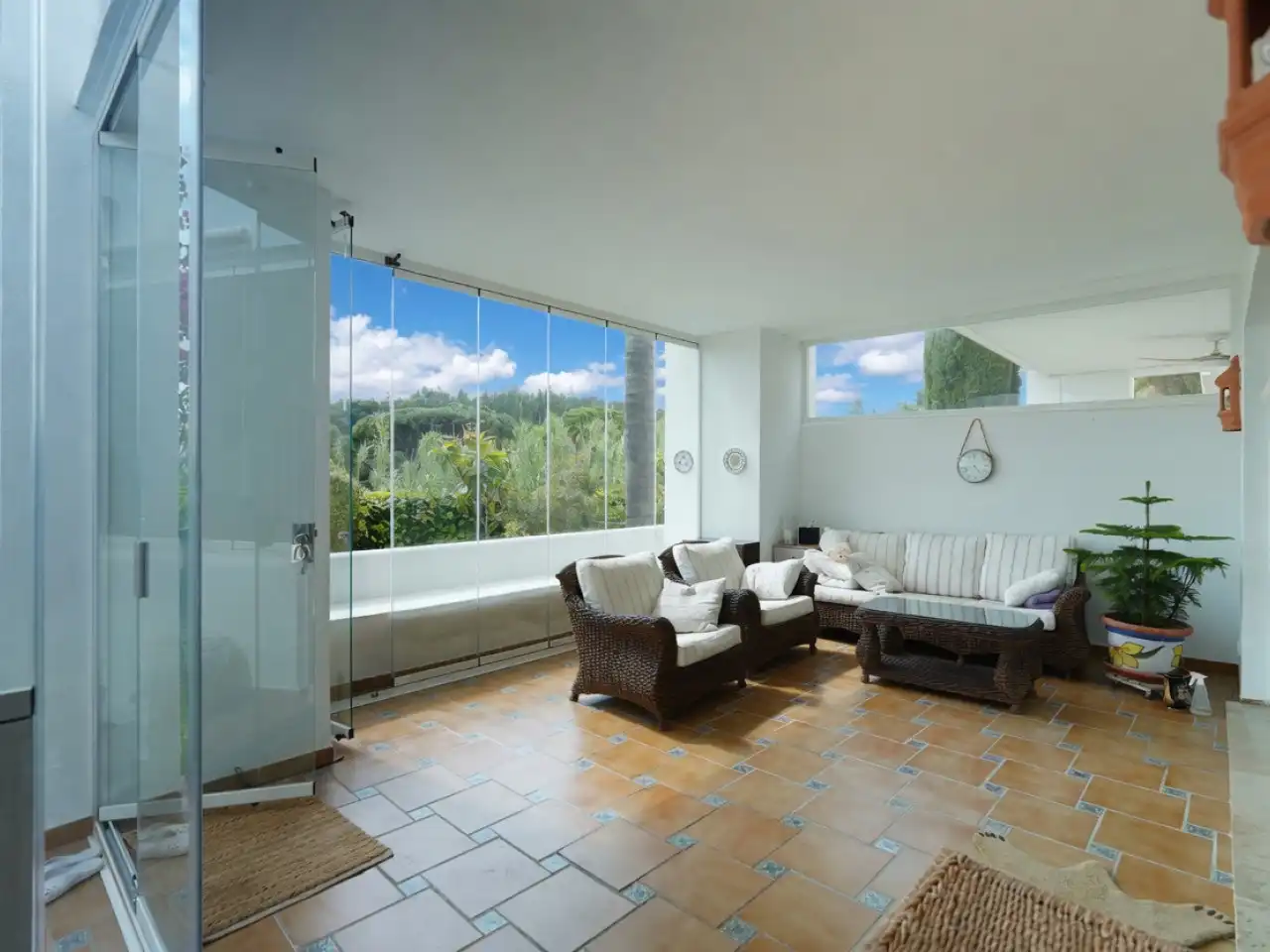 Sala de estar de Planta baja en venta en Marbella con Aire acondicionado, Calefacción y Jardín privado