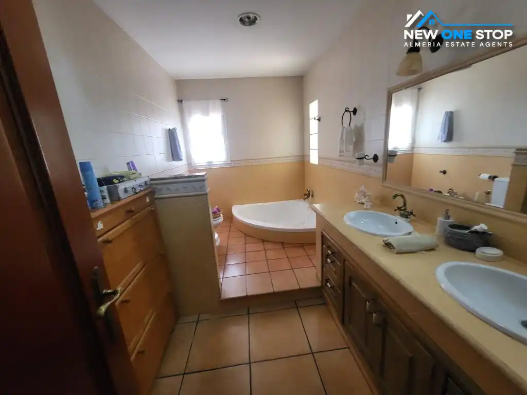 Bany de Casa adosada en venda en Cuevas del Almanzora amb Aire condicionat, Calefacció i Jardí privat