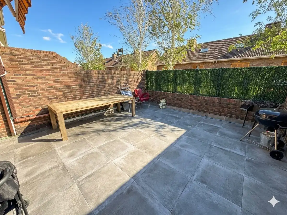 Terrasse von Einfamilien-Reihenhaus zum Verkauf in Badalona mit Klimaanlage, Heizung und Parkett