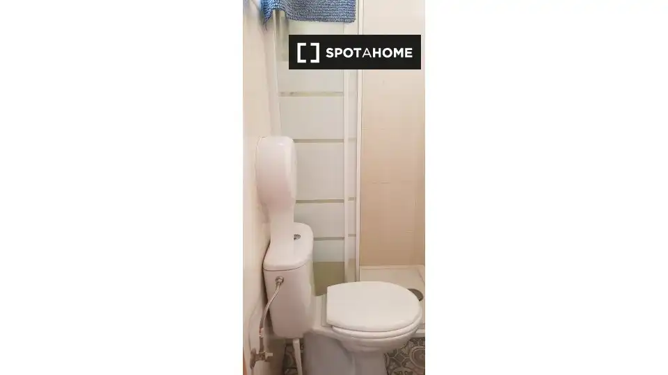 Bathroom of Flat for share in Córdoba  with Air Conditioner, Heating and Terrace