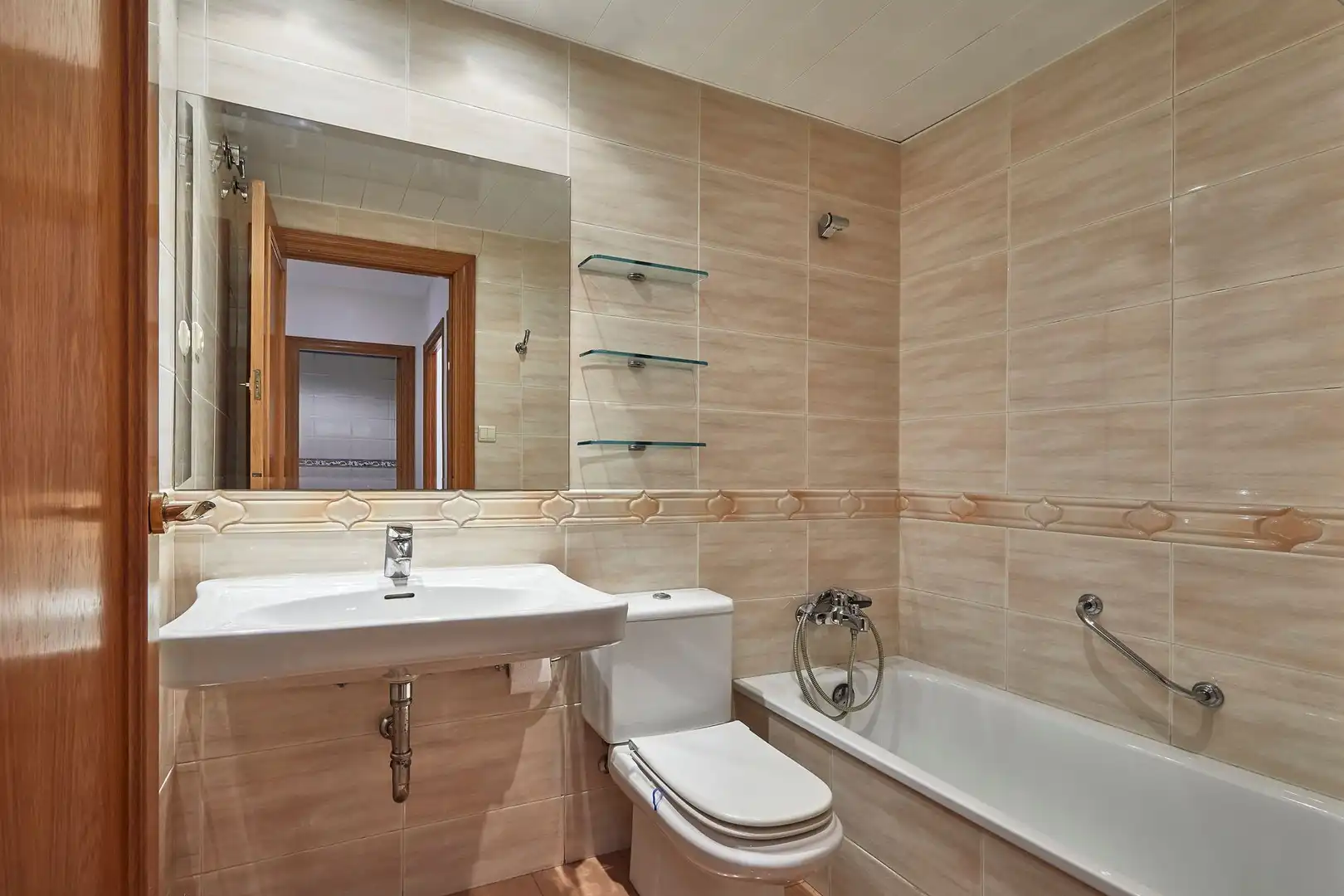 Bathroom of Apartments for sale in Barcelona  with Air Conditioner, Terrace and Balcony