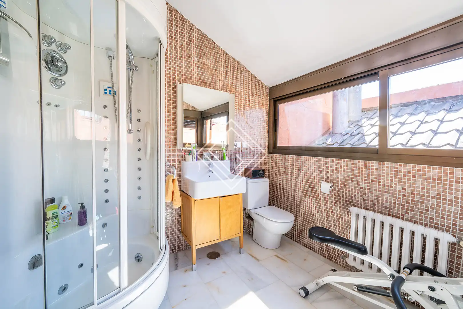 Baño de Casa adosada en venta en Madrid con Aire acondicionado, Calefacción y Jardín privado