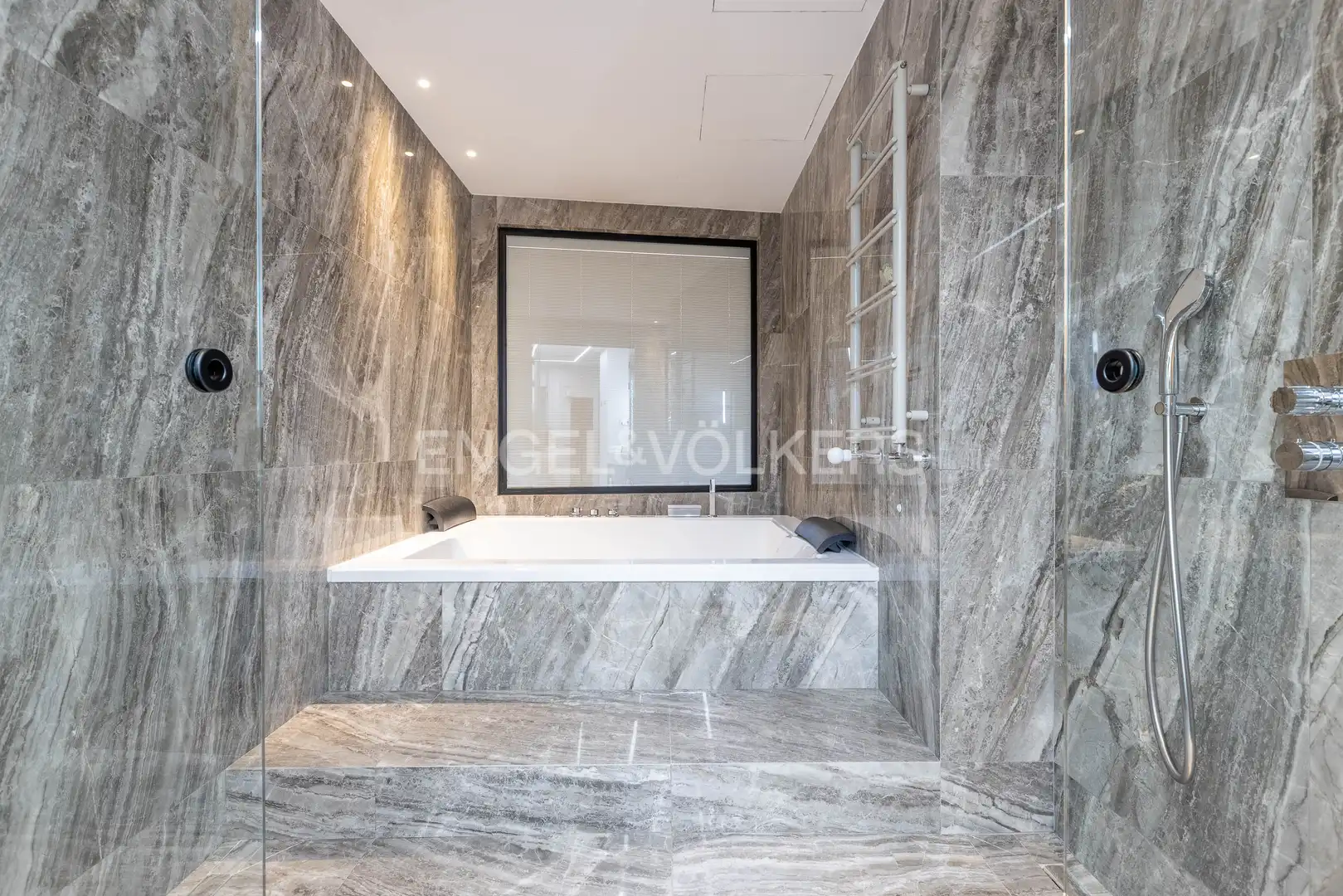 Bathroom of Flat for sale in Sevilla  with Air Conditioner, Heating and Terrace