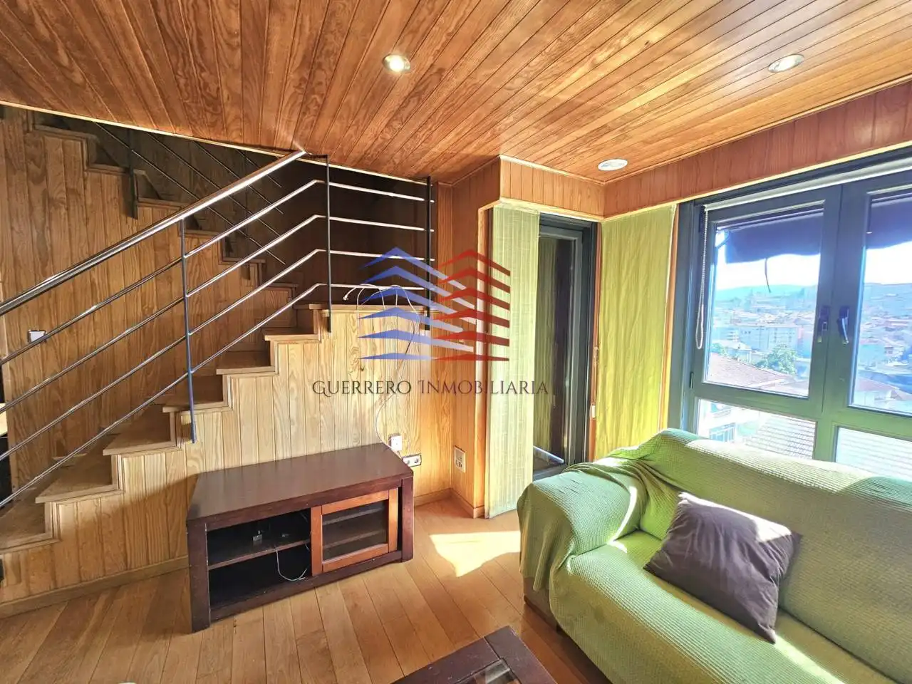 Sala d'estar de Dúplex de lloguer en Ourense Capital  amb Calefacció, Parquet i Terrassa