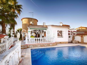 Villa zum Verkauf in Carrer Segre