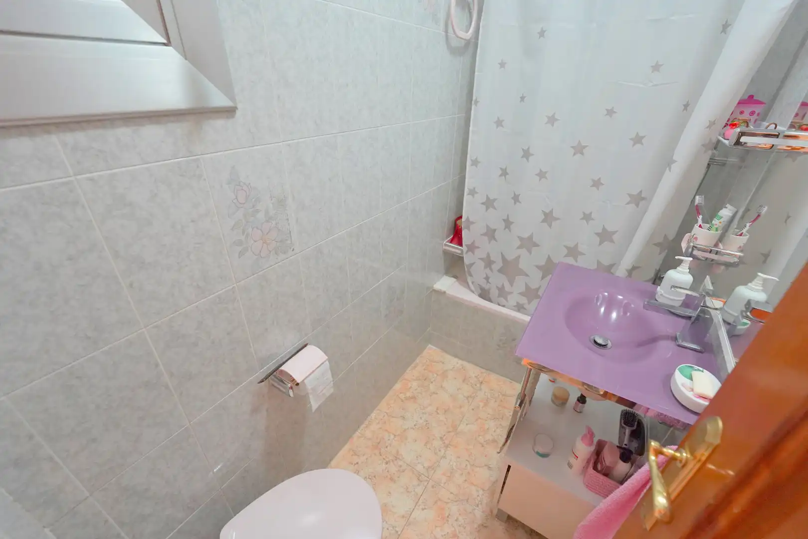 Badezimmer von Wohnung zum Verkauf in Barcelona mit Ofen und Balkon