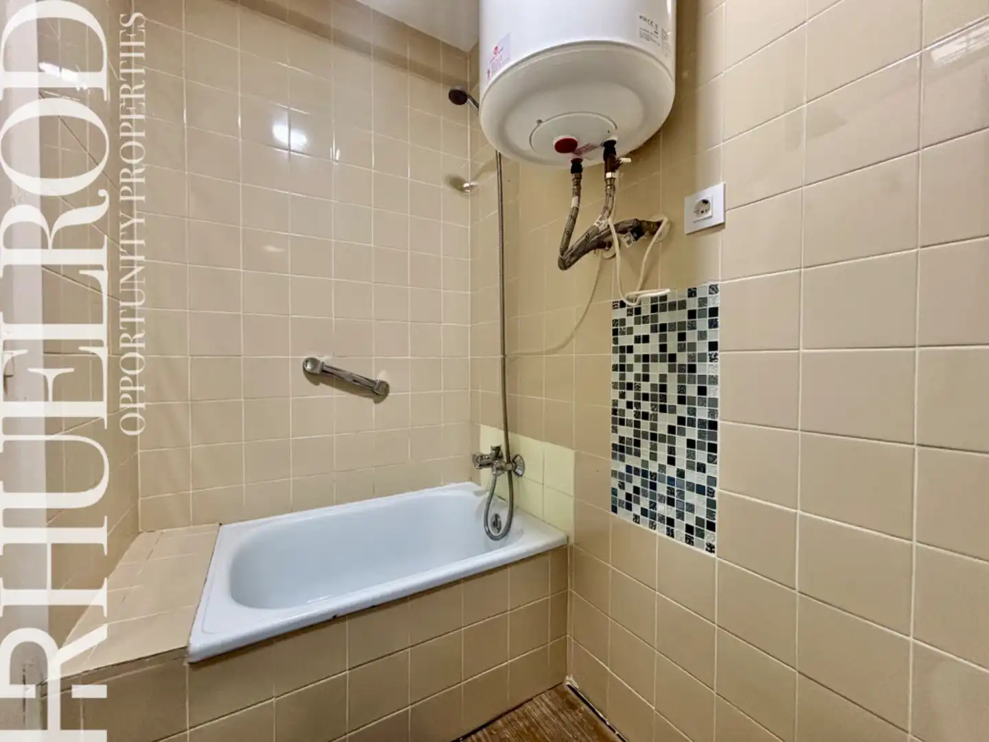 Badezimmer von Dachboden zum Verkauf in Calella mit Terrasse, Ofen und Internet