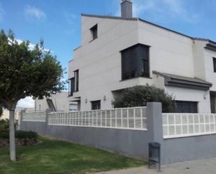 Vista exterior de Casa o xalet en venda en El Ejido amb Aire condicionat, Terrassa i Piscina