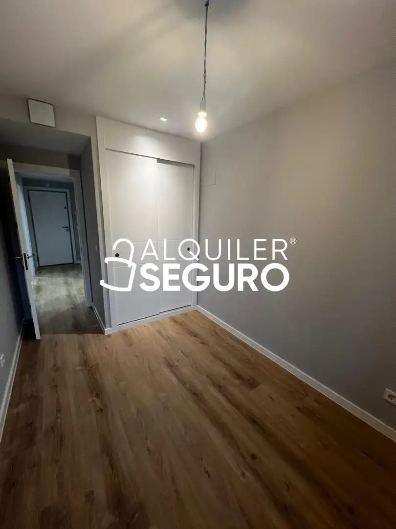 Dormitori de Pis de lloguer en Madrid amb Aire condicionat, Calefacció i Terrassa