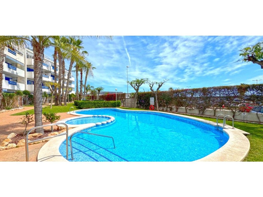 Piscina de Apartament en venda en Orihuela amb Terrassa, Moblat i Piscina comunitària