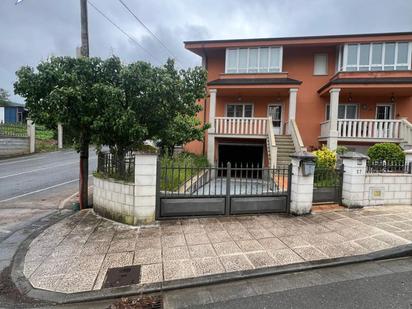 Außenansicht von Einfamilien-Reihenhaus zum verkauf in Baralla mit Terrasse und Balkon