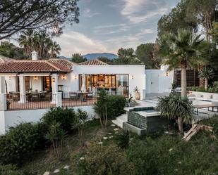 Vista exterior de Casa o xalet en venda en Benahavís amb Aire condicionat, Terrassa i Piscina