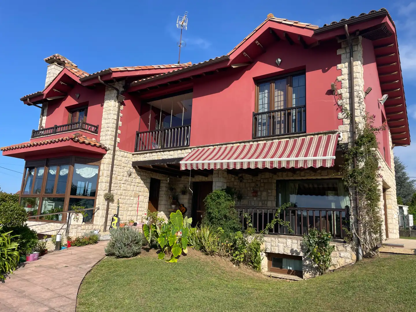 Vista exterior de Casa o xalet en venda en Gijón  amb Calefacció, Jardí privat i Parquet