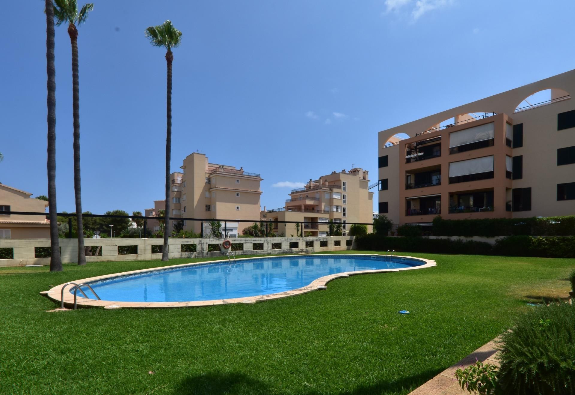 Piscina de Planta baixa en venda en Sant Llorenç des Cardassar amb Jardí privat, Traster i Piscina comunitària