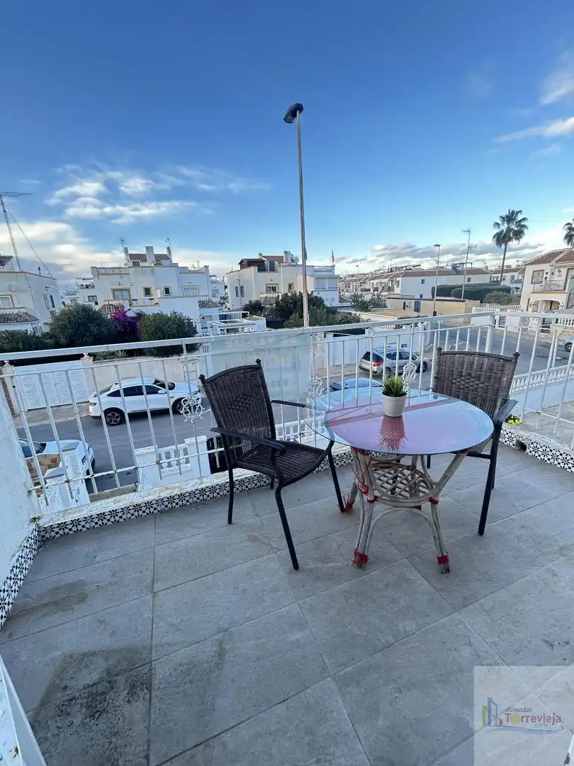 Vista exterior de Casa o chalet en venta en Torrevieja con Calefacción, Terraza y Piscina comunitaria