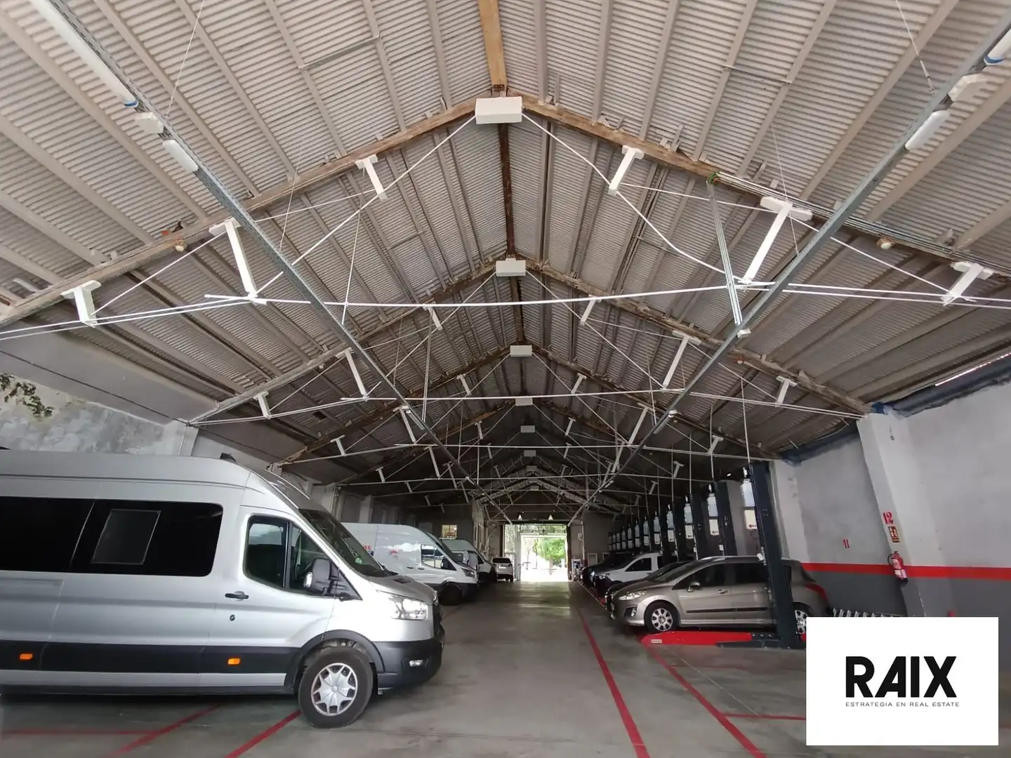 Parkplatz von Fabrikhallen zur Miete in Barcelona