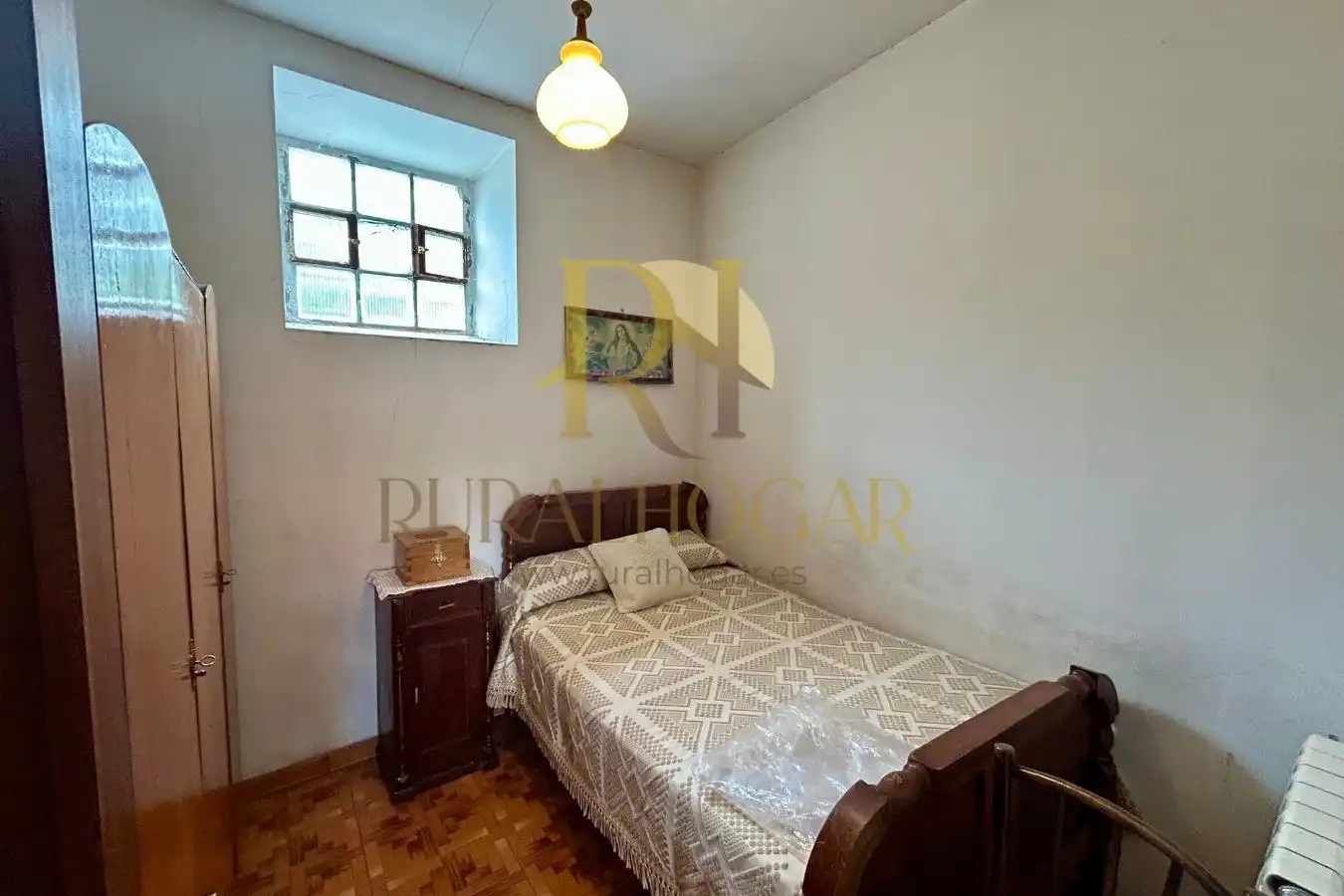 Habitación de Casa adosada en venta en Cabrillanes con Calefacción, Jardín privado y Amueblado
