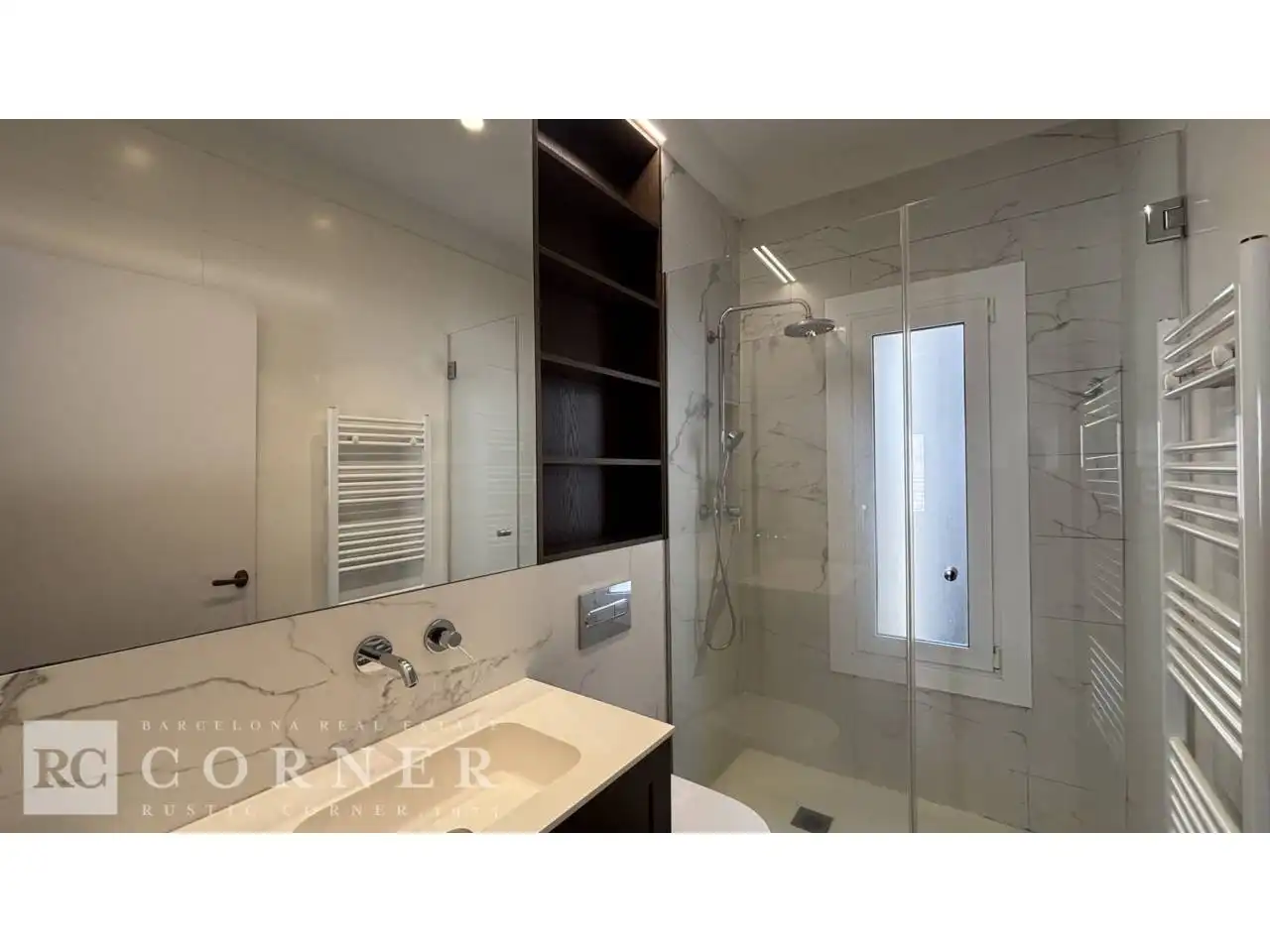 Bathroom of Attic for sale in Barcelona  with Air Conditioner, Heating and Parquet flooring