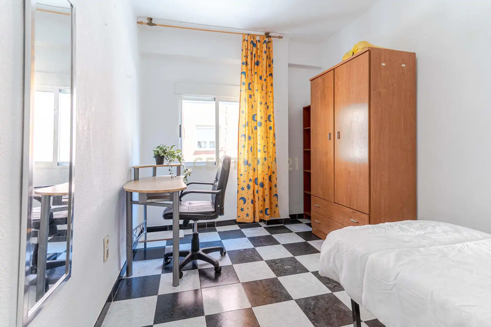 Bedroom of Flat for sale in Granada  with Air Conditioner and Balcony