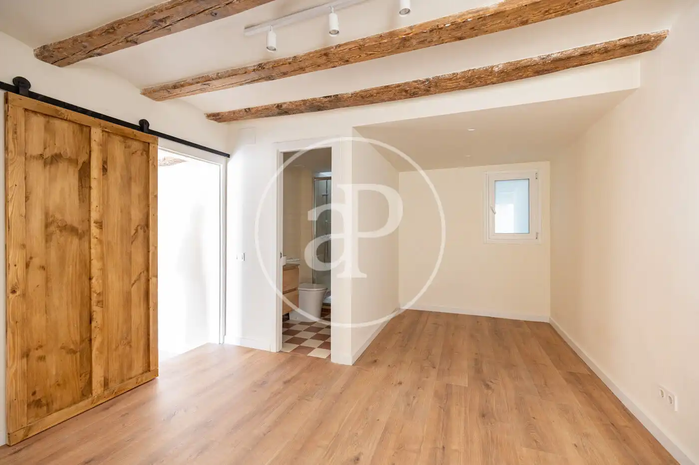 Piso en venta en Barcelona con Calefacción y Balcón