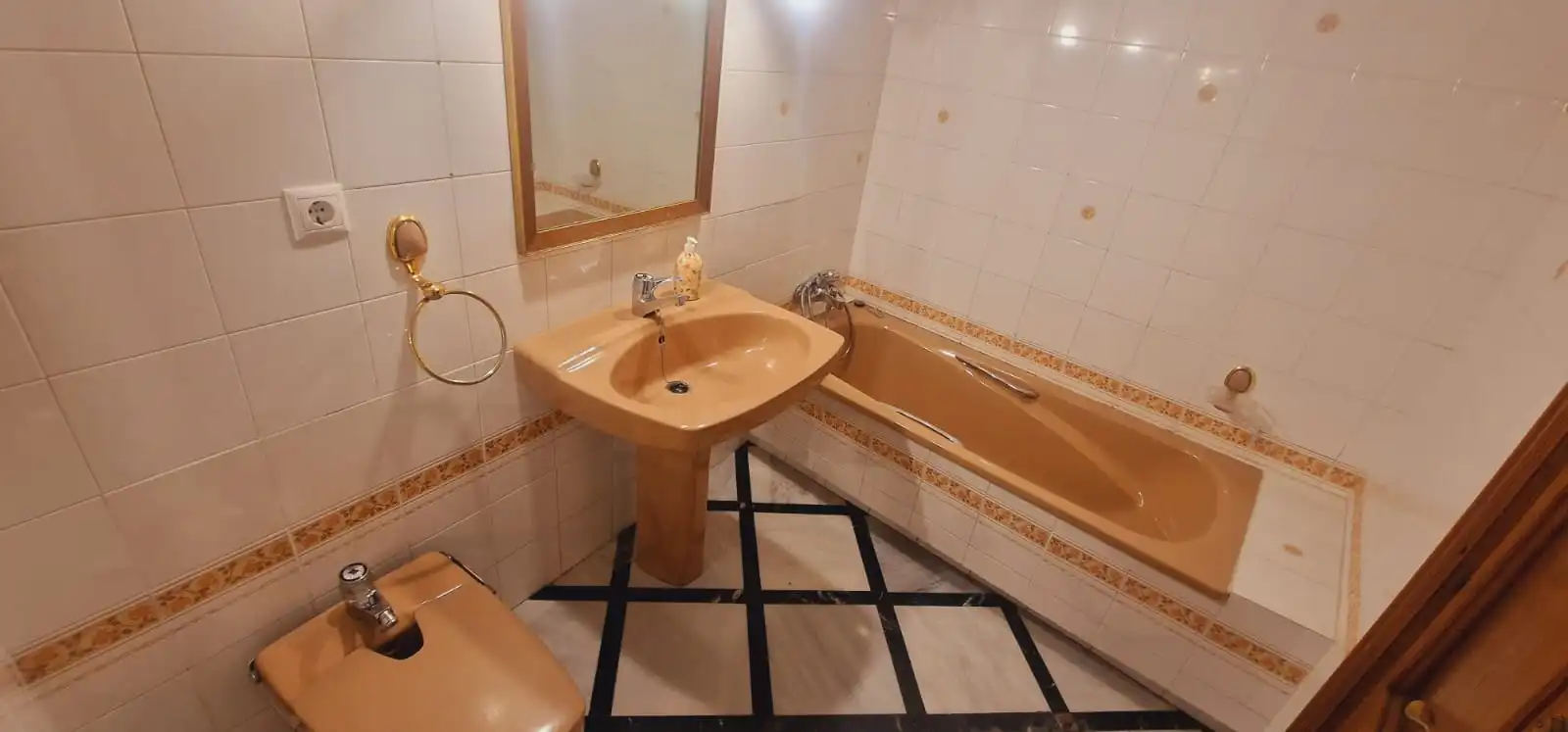 Bany de Casa o xalet en venda en Córdoba amb Aire condicionat, Calefacció i Jardí privat