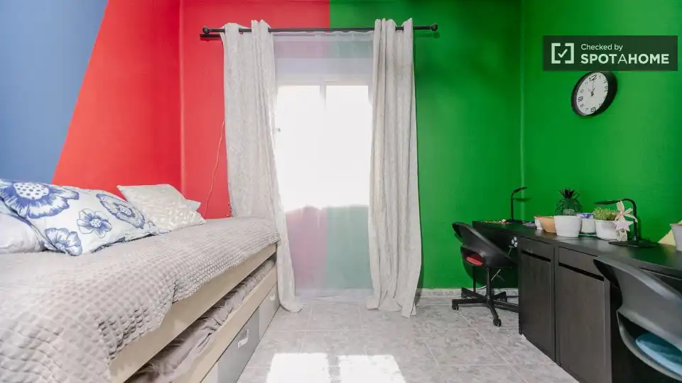 Habitación de Piso de alquiler en Valencia con Aire acondicionado, Calefacción y Amueblado