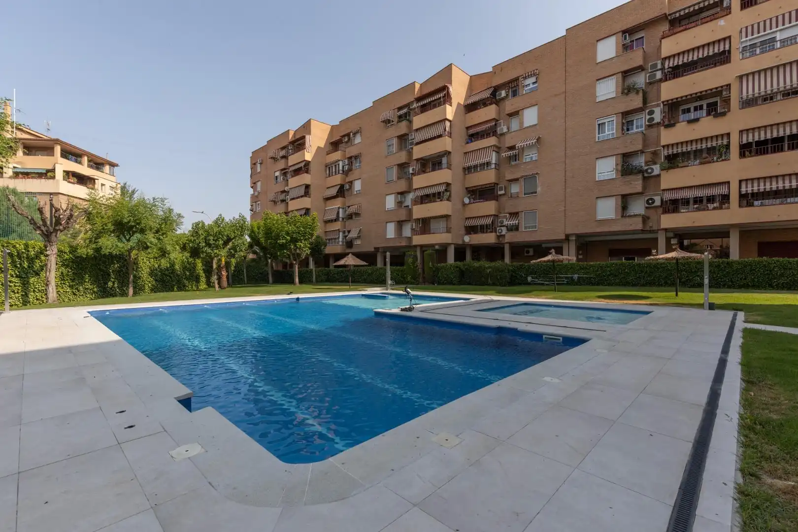 Piscina de Pis en venda en Granada amb Aire condicionat, Balcó i Piscina comunitària