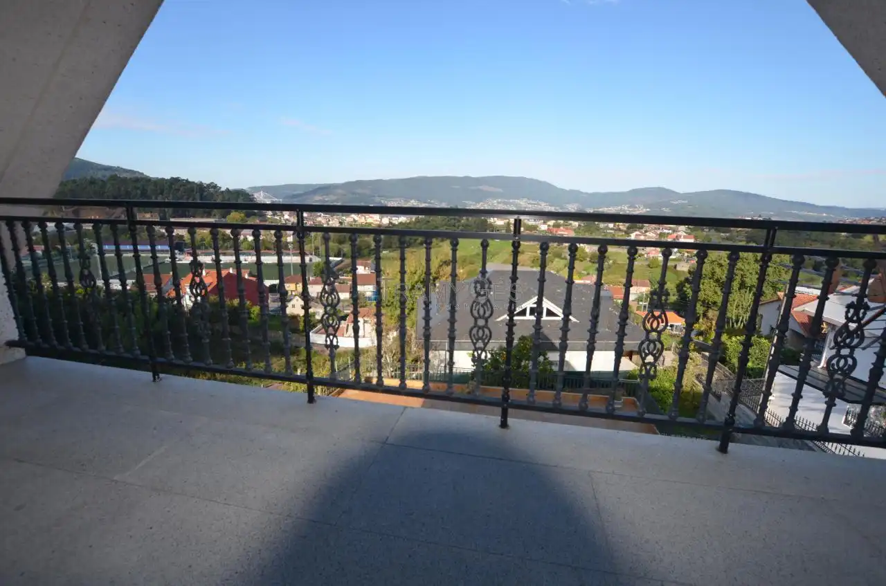 Terrassa de Casa o xalet en venda en Redondela amb Calefacció, Jardí privat i Terrassa