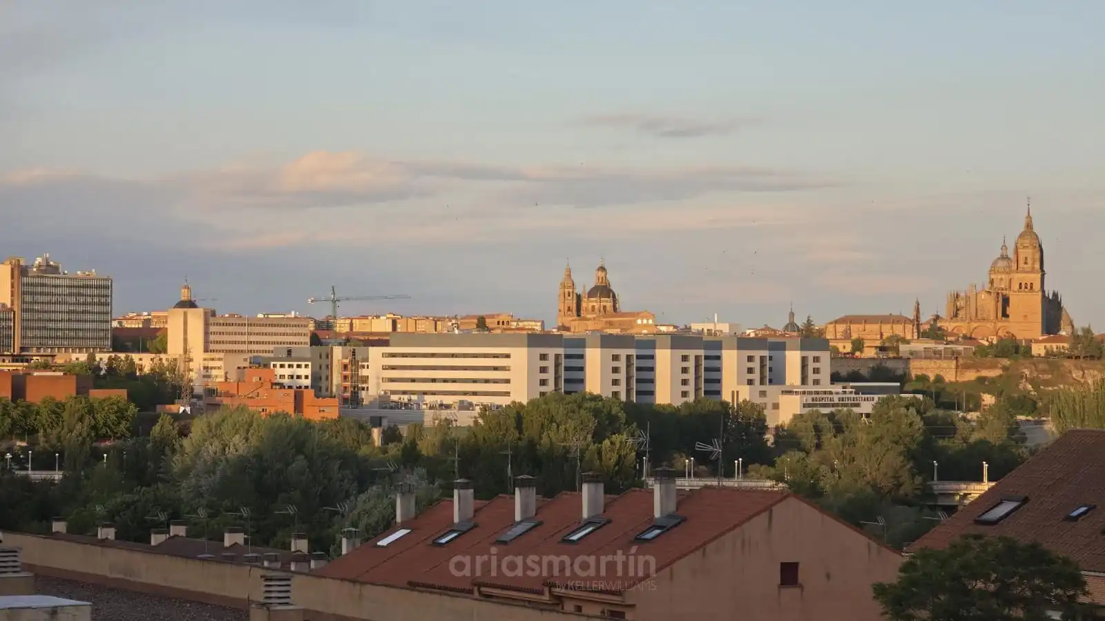Vista exterior de Pis de lloguer en Salamanca amb Calefacció, Terrassa i Piscina