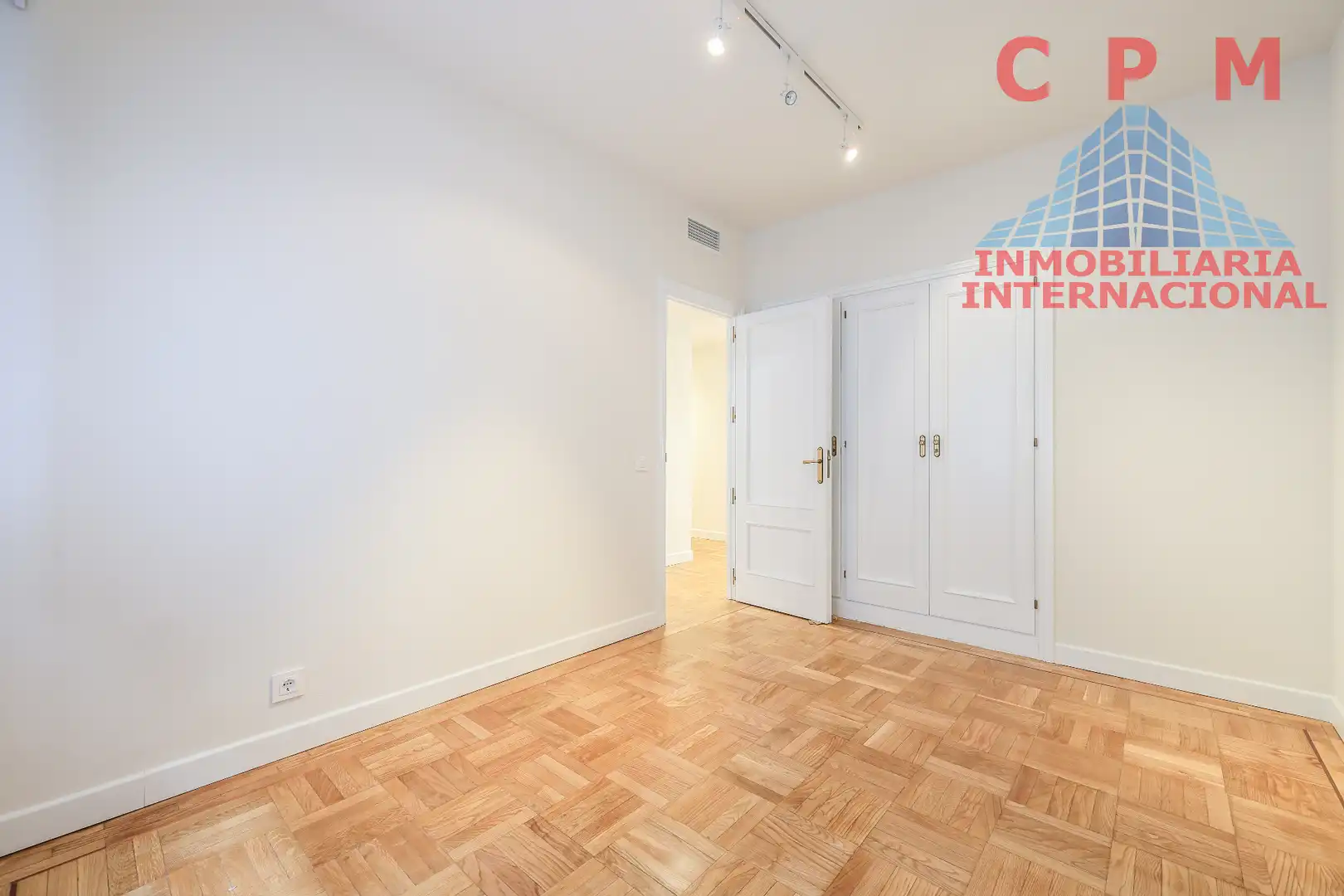 Bedroom of Flat for rent in Madrid  with Air Conditioner, Heating and Parquet flooring
